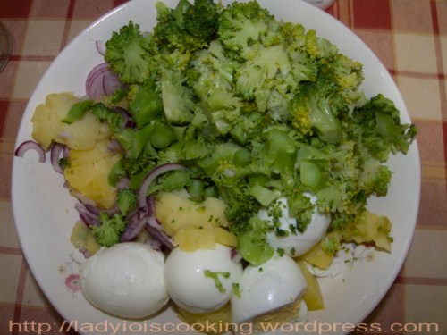 Un fel de salata orientala cu broccoli